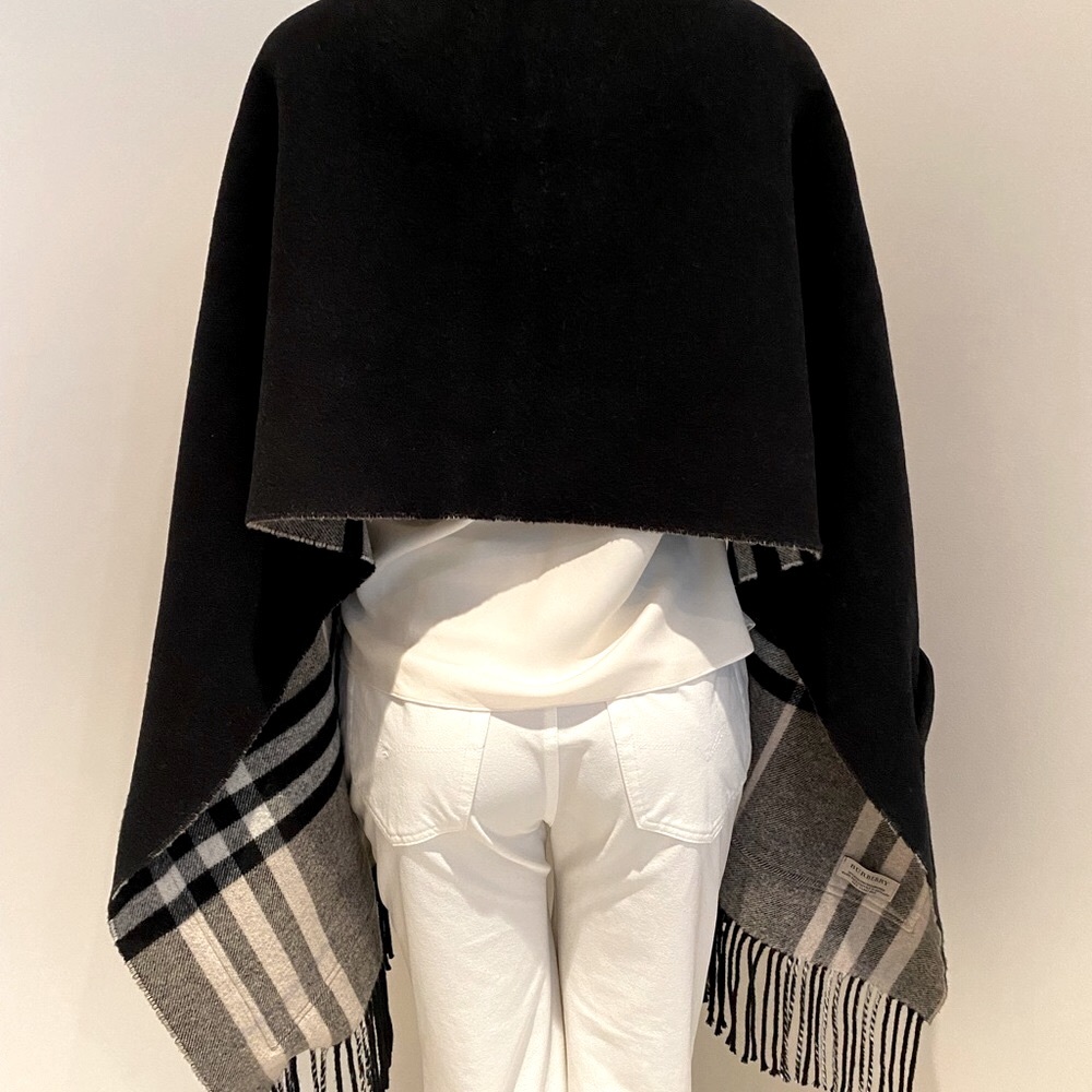 BURBERRY LONDON HELENE REVERSIBLE 2 POCKETS SCARF / WRAP. - Picture 4 of 9